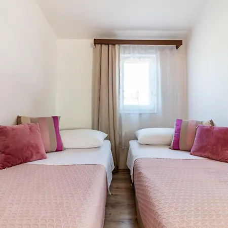 Cozy Mendula *